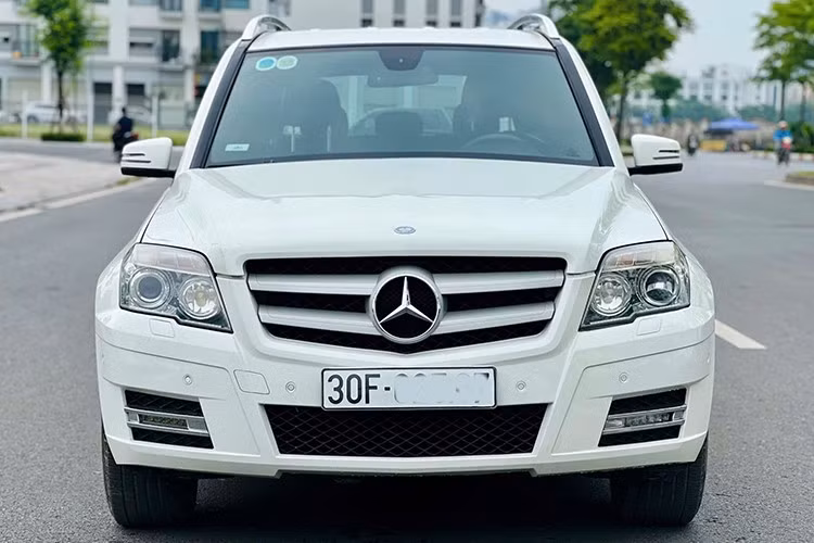 Mercedes-Benz GLK 300 2012 – 380 triệu đồng ﻿Từng có giá lăn bánh hơn 1,8 tỷ đồng khi mới ra mắt, GLK 300 giờ đây có thể tìm mua với giá chỉ khoảng 380 triệu đồng. Ngoại hình xe mang phong cách góc cạnh, nam tính đặc trưng của Mercedes những năm đầu 2010.