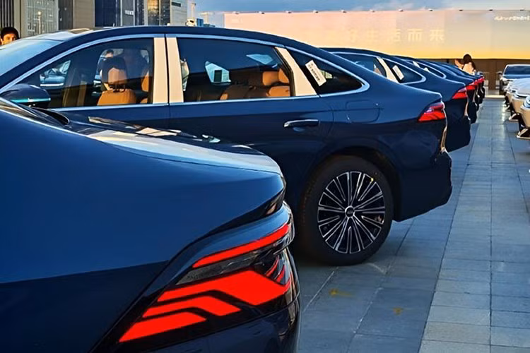 Mức tiêu hao nhiên liệu chỉ 2,67 – 2,8 L/100km khi pin cạn. Phiên bản pin lớn hỗ trợ sạc nhanh DC 37kW, sạc nhanh từ 30%-80% chỉ trong 18 phút, cho tổng tầm hoạt động hơn 2.100km khi đầy cả xăng và điện.