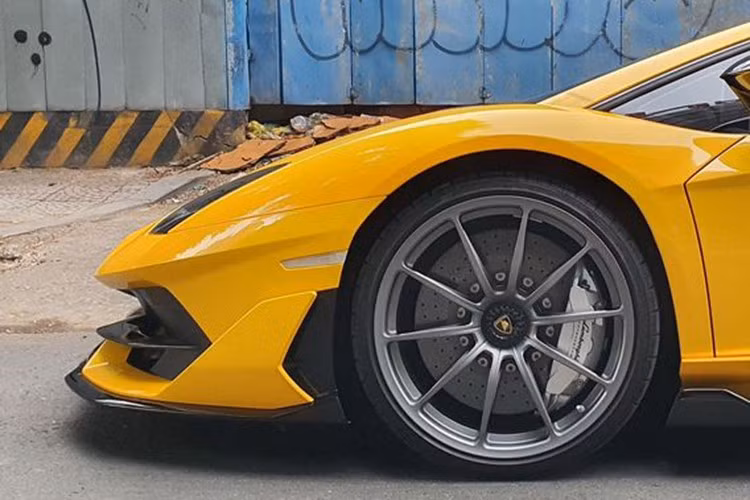 Trên toàn thế giới chỉ có 900 xe Lamborghini Aventador SVJ sản xuất, tất cả đều được đánh số thứ tự 1di900, tức 1 trong 900 xe toàn cầu, chứ không phải đánh số thứ tự cụ thể, như đã làm với Lamborghini Murcielago SV LP670-4.