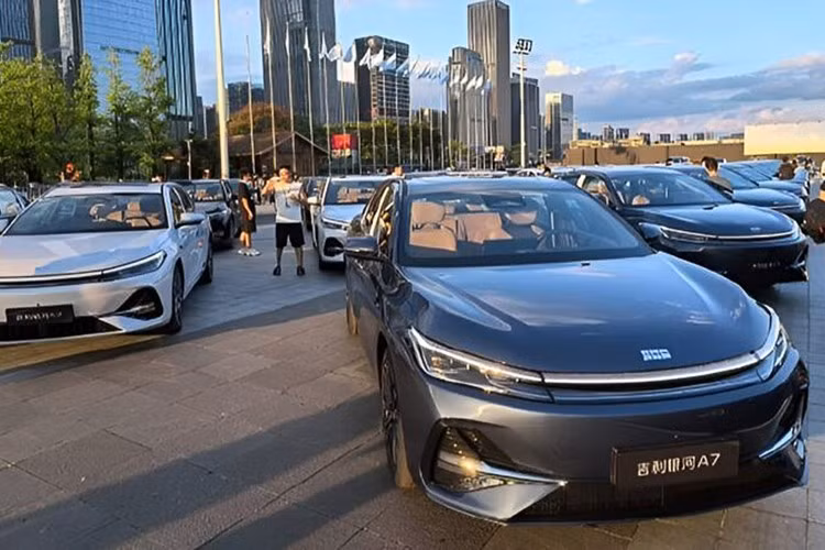 Kích thước Galaxy A7 PHEV bao gồm Dài x Rộng x Cao lần lượt là: 4.918 x 1.905 x 1.495(mm), trục cơ sở 2.845mm, tuỳ chọn mâm 17–19 inch và 6 lựa chọn màu sơn thân xe.