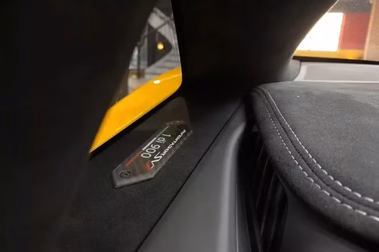 Nguyên bản, siêu xe Lamborghini Aventador SVJ được trang bị khối động cơ V12, hút khí tự nhiên, dung tích 6.5 lít, tạo ra công suất tối đa 770 mã lực và mô-men xoắn cực đại là 720 Nm.