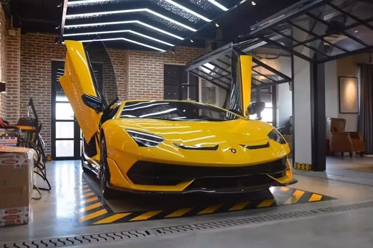 Tìm hiểu được biết, chỉ có 3 chiếc xe Lamborghini Aventador SVJ như vậy có mặt tại Việt Nam, và đại gia Jacky bí ẩn đang giữ 2 chiếc, 1 xe đang được chủ nhân chào bán cho rộng chỗ để anh đón chiến mã mới.