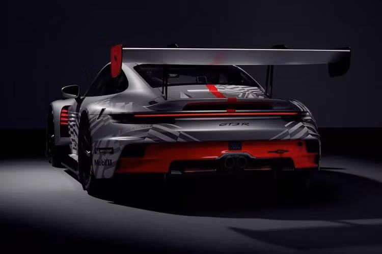 Những điểm nổi bật khác bao gồm ổ USB ghi dữ liệu có thể tháo rời, cho phép dễ dàng truy cập dữ liệu từ xa của xe đua. Porsche cũng đã trang bị tiêu chuẩn một số gói trước đây, bao gồm gói cảm biến, gói chạy đường dài, gói kết nối đường pit và gói camera.