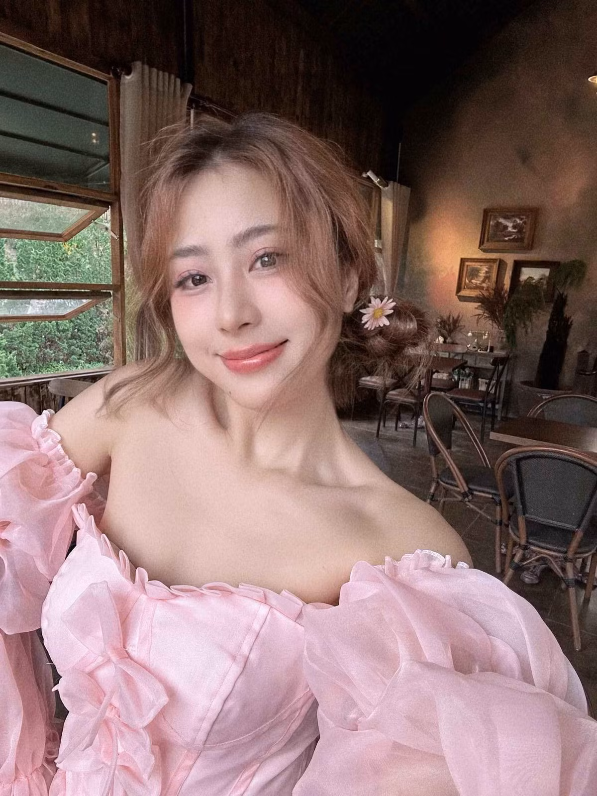 Màn biến hình phong cách "cọc tính" của nữ TikToker không chỉ thu hút người xem bởi kỹ thuật chuyển cảnh mượt mà mà còn bởi sự tự tin và cá tính mạnh mẽ mà cô thể hiện.