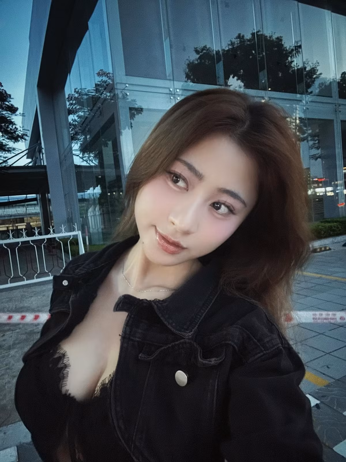 Hani Nguyễn không ngần ngại thể hiện cá tính, phong cách riêng biệt và không bị ràng buộc bởi những định kiến xã hội. Sự tự tin ấy đã truyền cảm hứng cho nhiều bạn trẻ, đặc biệt là những cô gái đang tìm kiếm phong cách riêng cho bản thân.