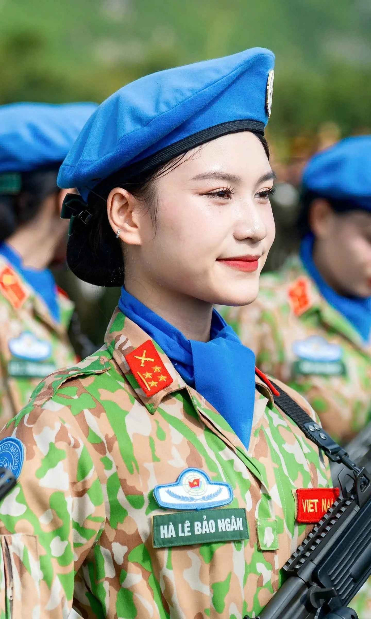 Cái tên mới nhất trong dàn chiến sĩ "gây thương nhớ" là Hà Lê Bảo Ngân (khối Nữ gìn giữ hoà bình Việt Nam). Trong các buổi tổng hợp luyện, nụ cười tươi tắn của cô được một người dân ghi lại vô tình gây bão mạng. Ảnh: FBNV