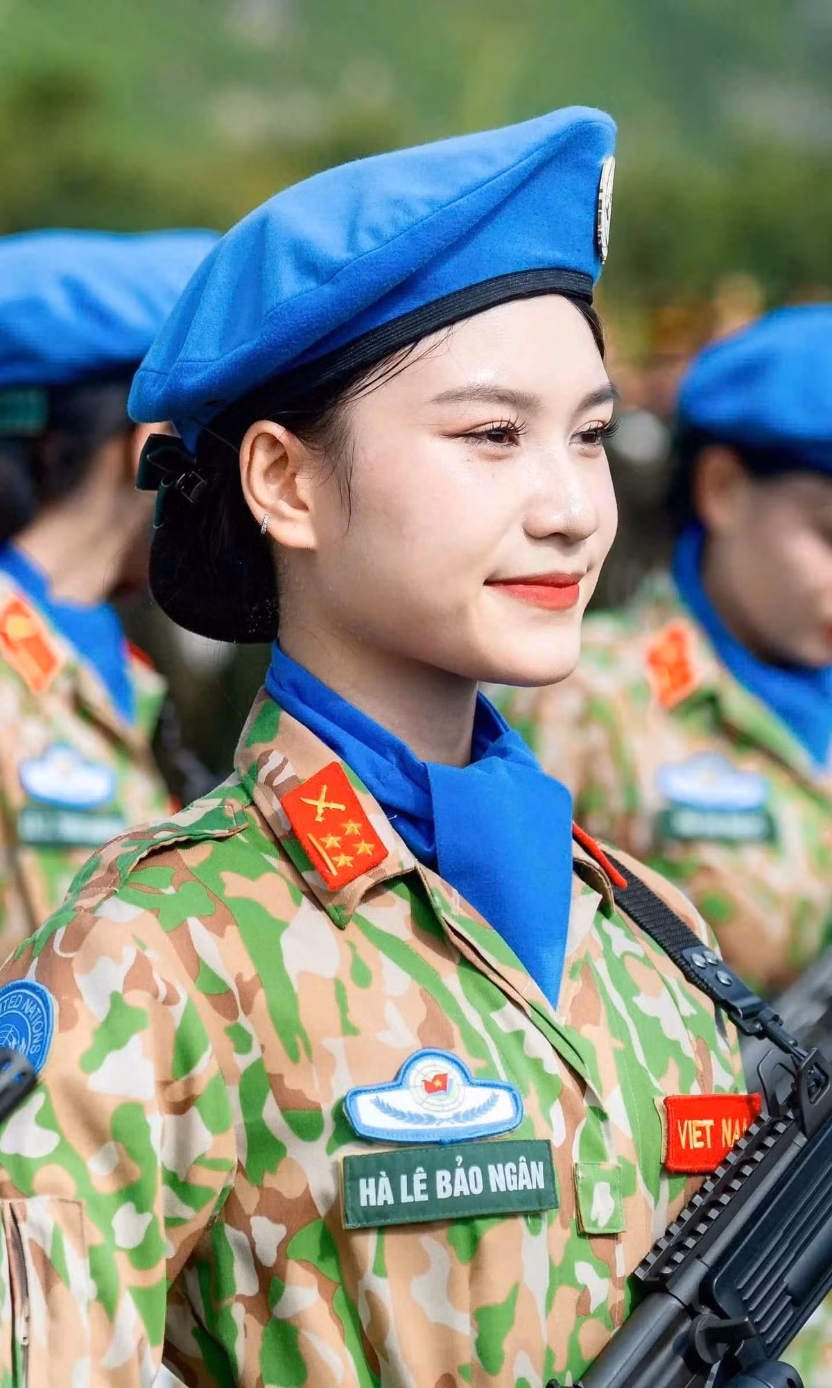 Cái tên mới nhất trong dàn chiến sĩ "gây thương nhớ" là Hà Lê Bảo Ngân (khối Nữ gìn giữ hoà bình Việt Nam). Trong các buổi tổng hợp luyện, nụ cười tươi tắn của cô được một người dân ghi lại vô tình gây bão mạng. Ảnh: FBNV