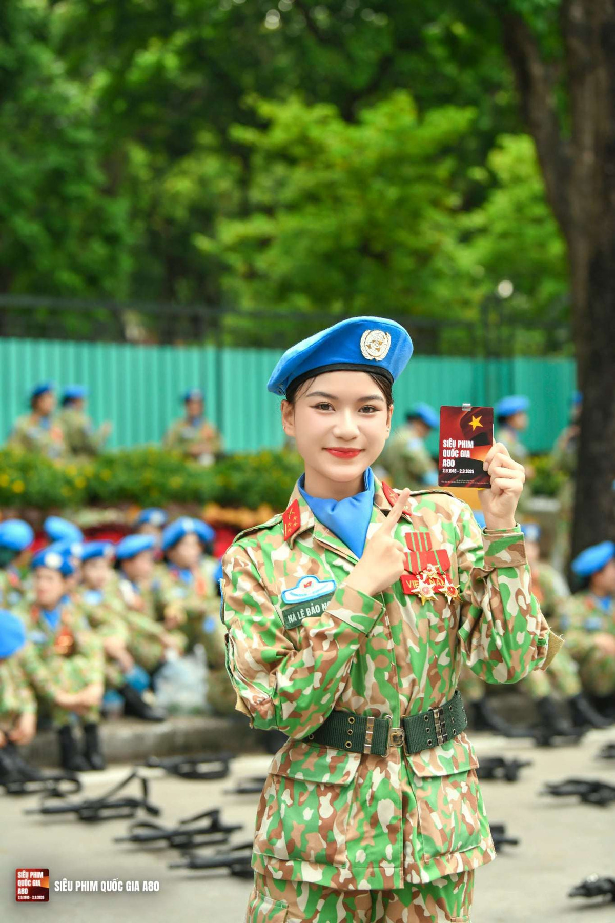 Với cô, lần tham gia nhiệm vụ A80 sẽ là kỷ niệm, cơ hội khó quên trong đời lính của mình. Ảnh: Siêu phim Quốc gia A80