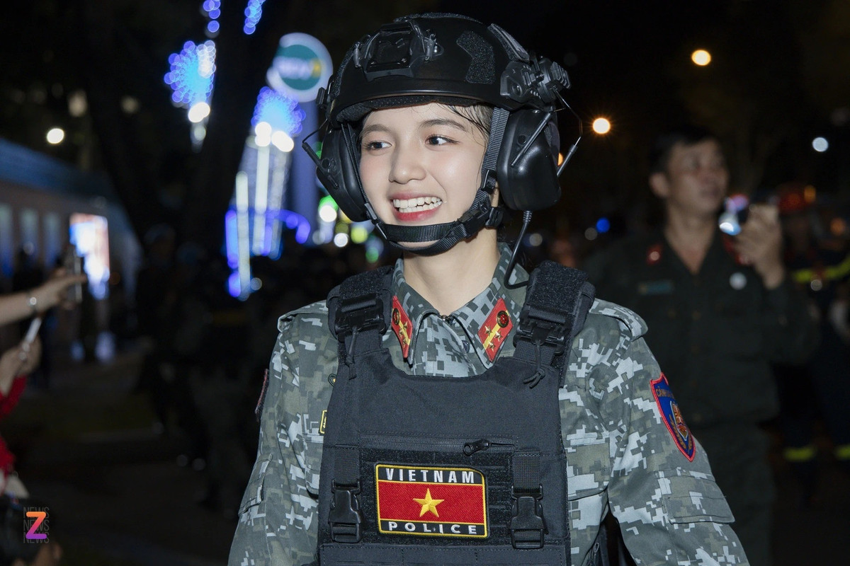 Gây sốt nhờ khoảnh khắc lộ nụ cười rạng rỡ sau lớp khẩu trang dịp diễu binh 30/4 (A50), Nguyễn Bảo Chinh (học viên Đại học Cảnh sát Nhân dân) vẫn duy trì sức hút khi tiếp tục nhận nhiệm vụ tại Lễ kỷ niệm 80 năm Cách mạng Tháng Tám và Quốc khánh 2/9 (A80). Ảnh: Zing