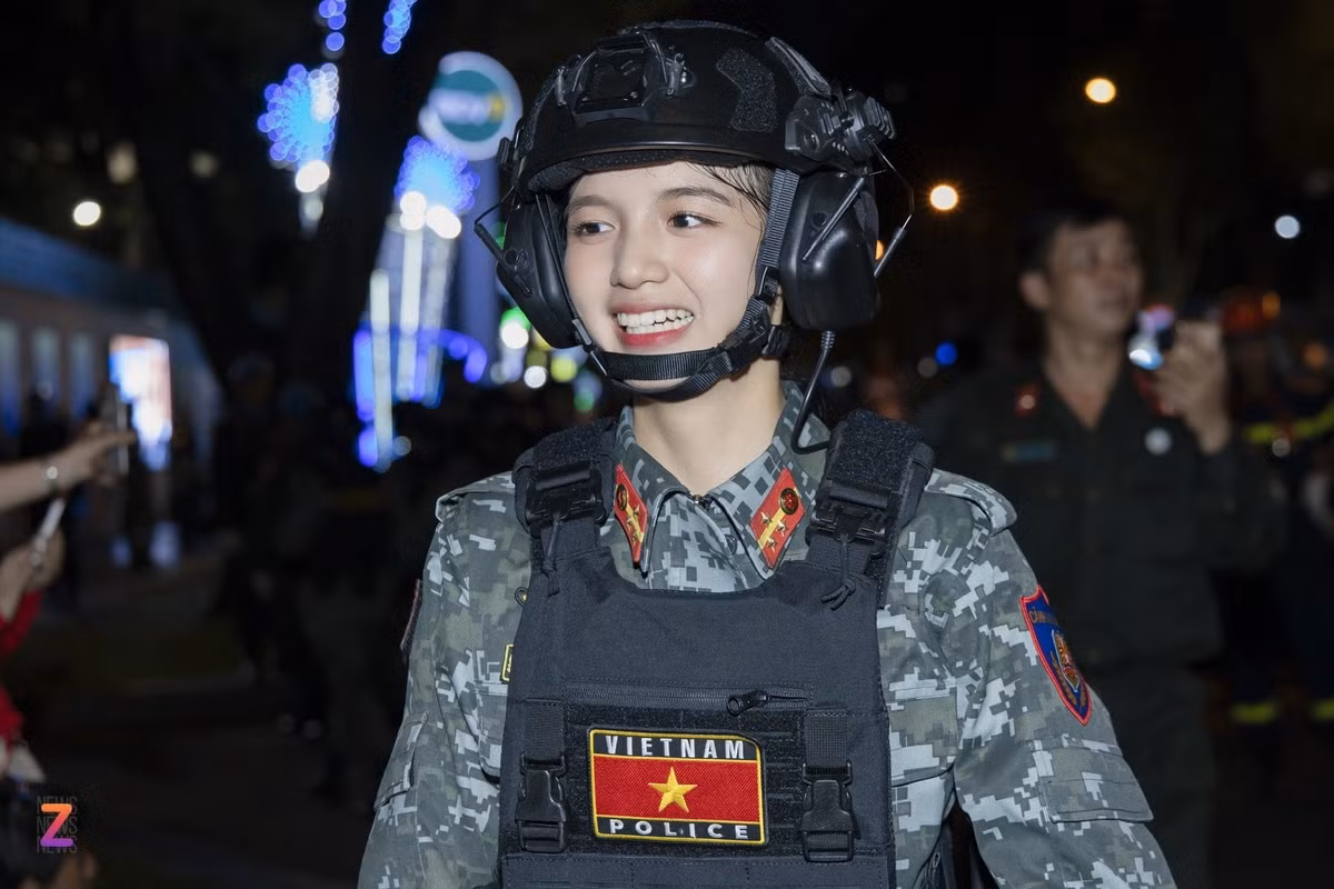 Gây sốt nhờ khoảnh khắc lộ nụ cười rạng rỡ sau lớp khẩu trang dịp diễu binh 30/4 (A50), Nguyễn Bảo Chinh (học viên Đại học Cảnh sát Nhân dân) vẫn duy trì sức hút khi tiếp tục nhận nhiệm vụ tại Lễ kỷ niệm 80 năm Cách mạng Tháng Tám và Quốc khánh 2/9 (A80). Ảnh: Zing