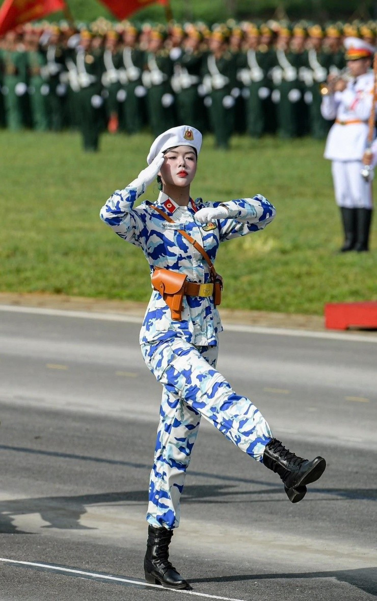 Sở hữu thần thái cuốn hút, đĩnh đạc, Trung úy Ngô Lâm Phương (sinh năm 2000, quê Thái Nguyên) cũng là một trong những "idol" tại sự kiện diễu binh. Với chiều cao 1,73 m, Lâm Phương nổi bật khi dẫn đầu khối nữ sĩ quan Quân y tại A50. Ảnh: FBNV