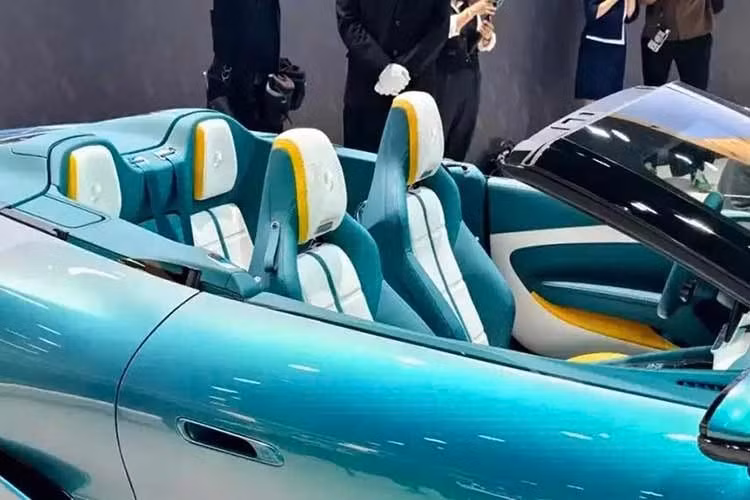 Piên bản Coupe tiêu chuẩn có thiết kế gần như giống hệt Denza Z Convertible từng được trưng bày tại Triển lãm Ô tô Bắc Kinh 2026, chỉ khác ở phần mui cố định.