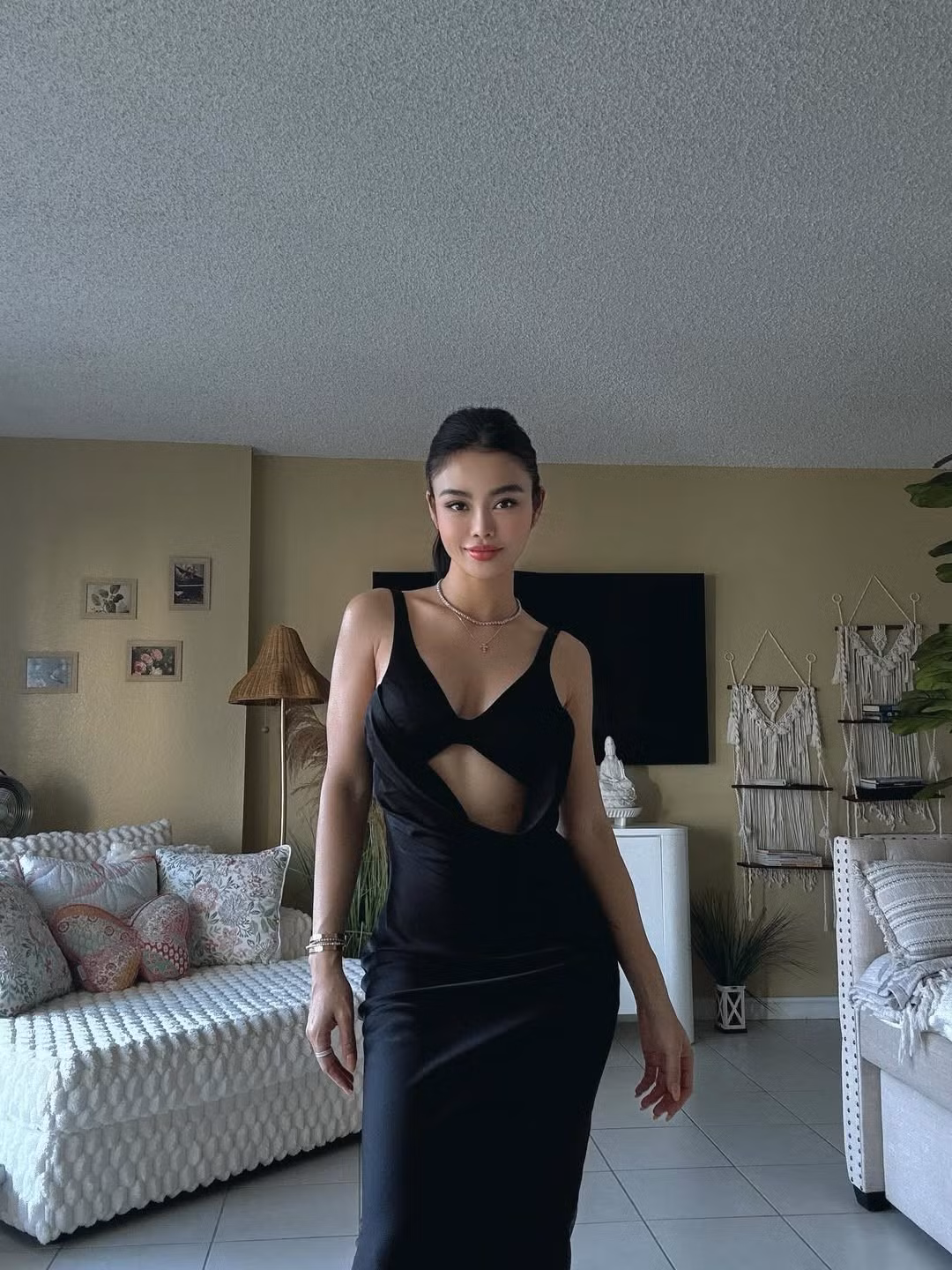 Mặc dù không còn xuất hiện nhiều trong các sự kiện giải trí trong nước, Julia vẫn giữ liên lạc với người hâm mộ thông qua mạng xã hội.