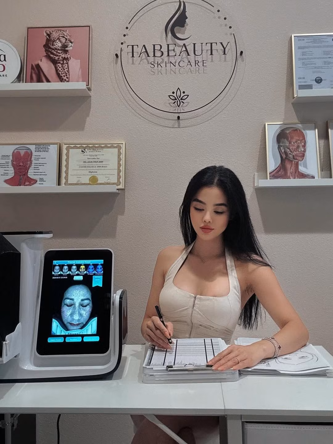 Cuộc sống hiện tại của Julia Hồ khá giản dị nhưng ngập tràn niềm vui, khác hẳn với hình ảnh "ăn chơi" ngày nào.