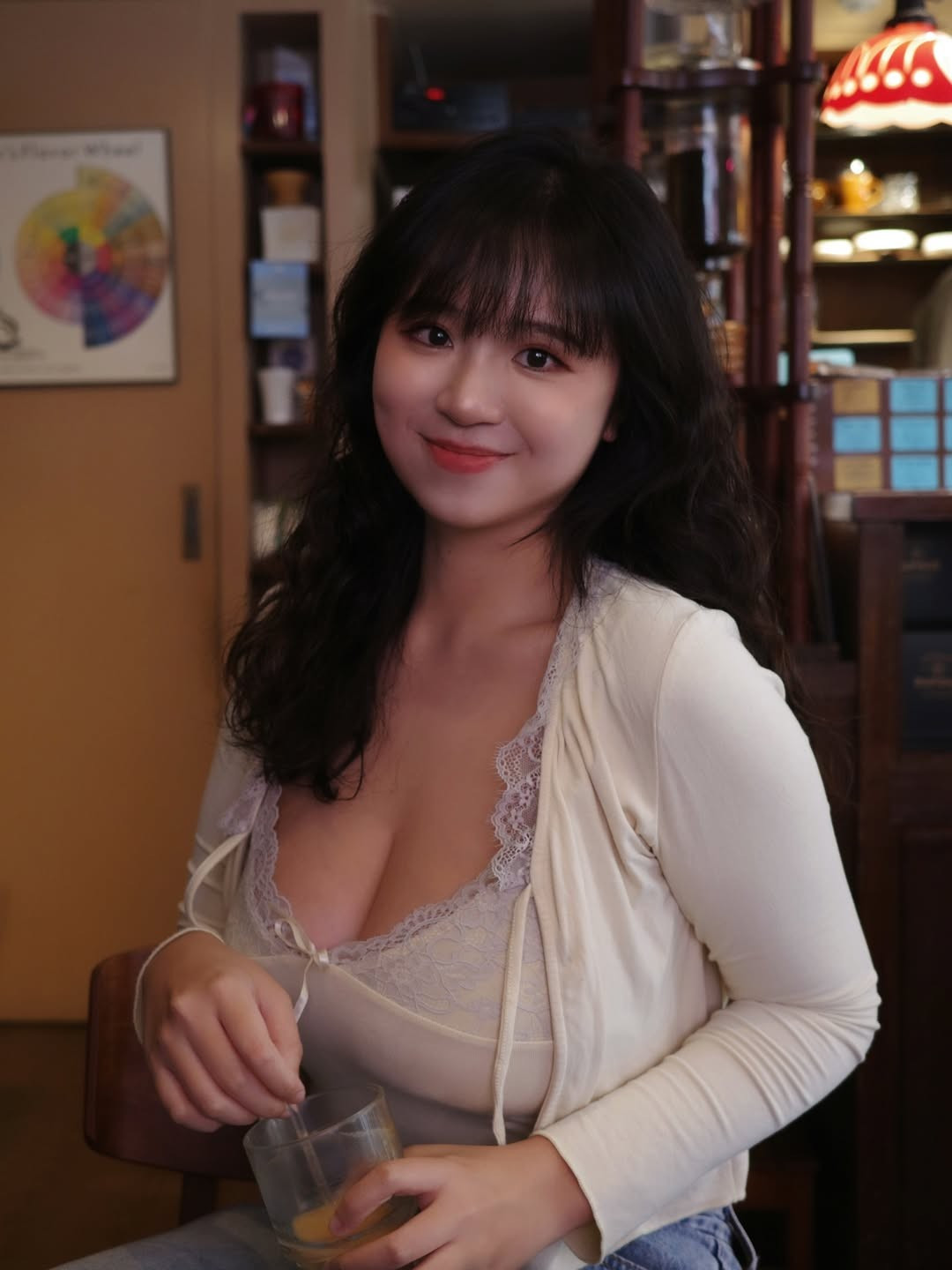 Ban đầu, cô vẫn vô tư trò chuyện cùng bạn bè bên cạnh, cho đến khi được nhắc rằng hình ảnh của mình đang xuất hiện trên màn hình lớn, liền ngượng ngùng che miệng cười - khoảnh khắc tưởng chừng rất đời thường nhưng lại trở thành chất xúc tác khiến cộng đồng mạng bùng nổ.