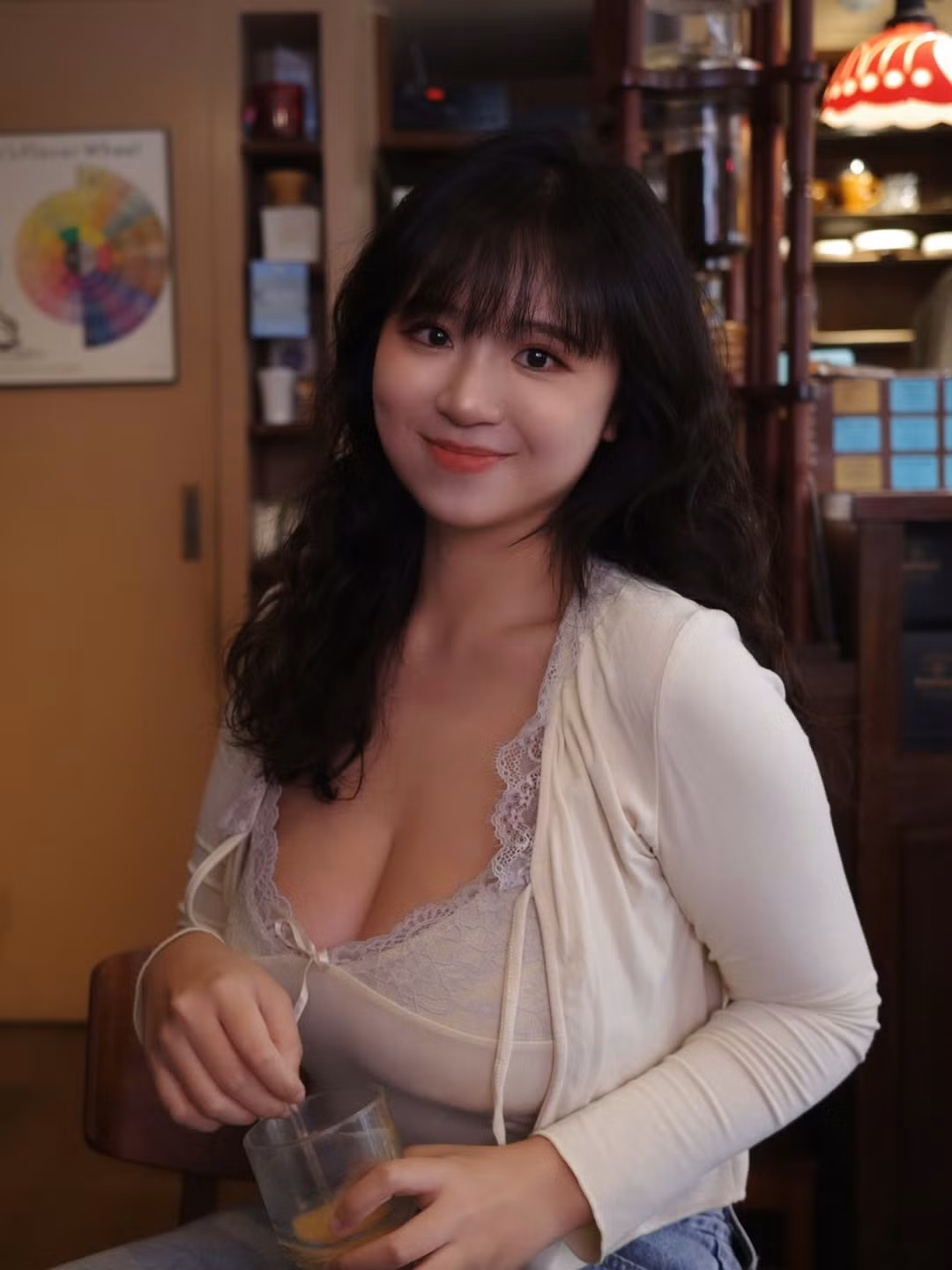 Ban đầu, cô vẫn vô tư trò chuyện cùng bạn bè bên cạnh, cho đến khi được nhắc rằng hình ảnh của mình đang xuất hiện trên màn hình lớn, liền ngượng ngùng che miệng cười - khoảnh khắc tưởng chừng rất đời thường nhưng lại trở thành chất xúc tác khiến cộng đồng mạng bùng nổ.