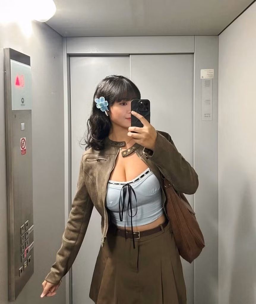 Cô cho biết việc rủ bạn đi xem bóng chỉ đơn thuần là mối quan hệ thân thiết, và chứng kiến người bên cạnh bị xúc phạm khiến cô cảm thấy áy náy, tổn thương.