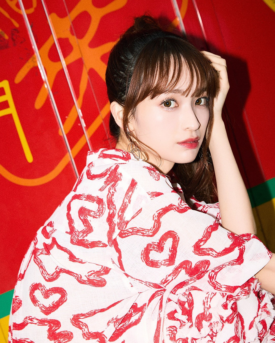 Điều khiến dân mạng bàn tán nhiều nhất không chỉ là nhan sắc nổi bật, mà còn là cảm giác phi thực mà bức ảnh mang lại. Nhiều người thẳng thắn thừa nhận, ở cái nhìn đầu tiên, họ tin chắc đây là ảnh AI hoặc hình ảnh được chỉnh sửa quá tay.