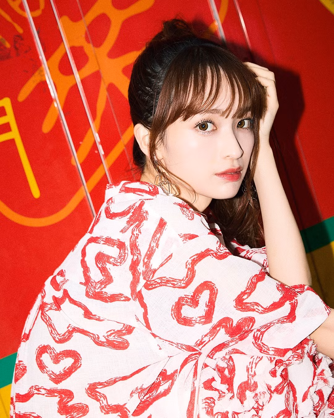 Điều khiến dân mạng bàn tán nhiều nhất không chỉ là nhan sắc nổi bật, mà còn là cảm giác phi thực mà bức ảnh mang lại. Nhiều người thẳng thắn thừa nhận, ở cái nhìn đầu tiên, họ tin chắc đây là ảnh AI hoặc hình ảnh được chỉnh sửa quá tay.