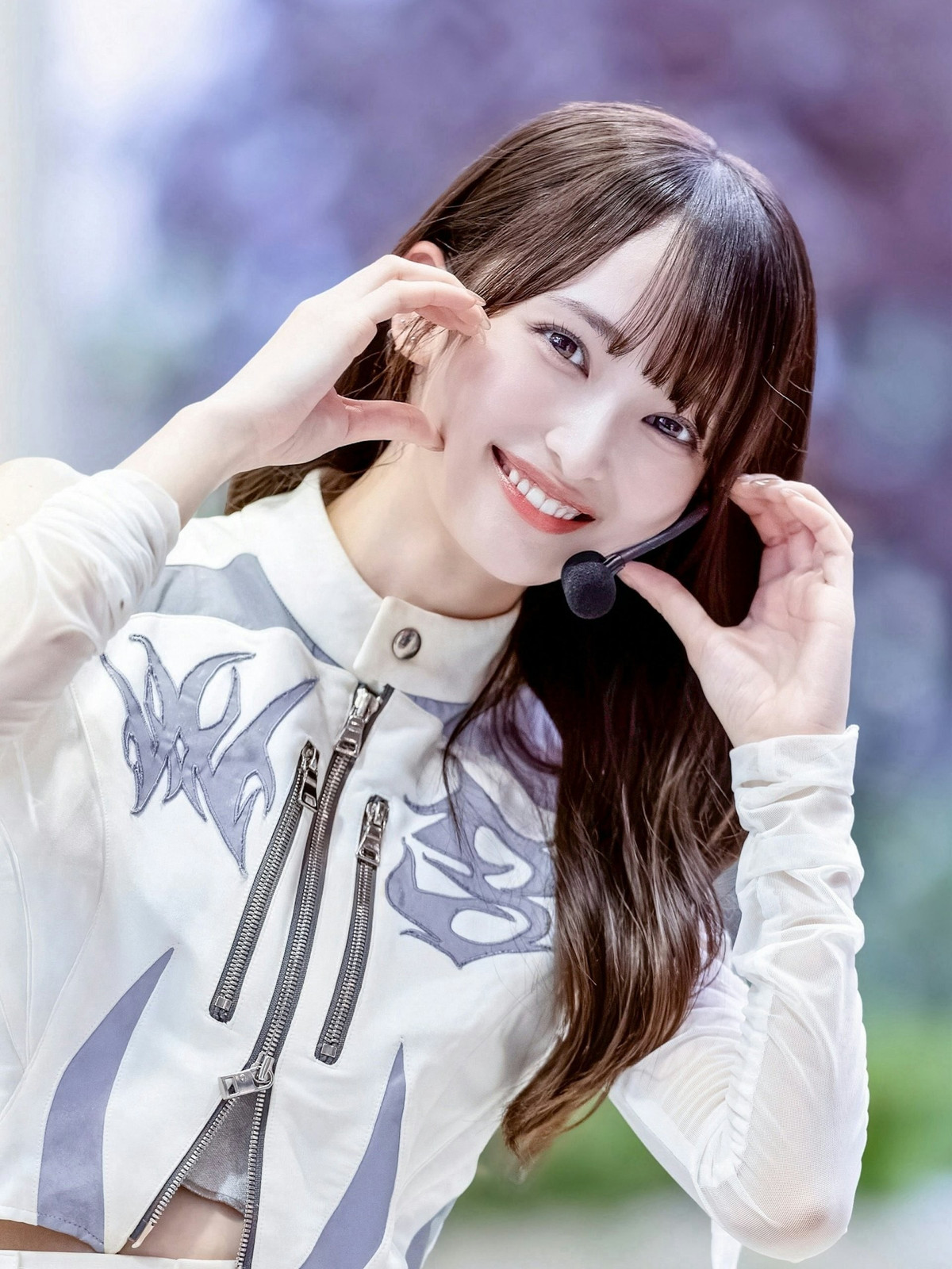 Hình ảnh nữ idol trên sân khấu.