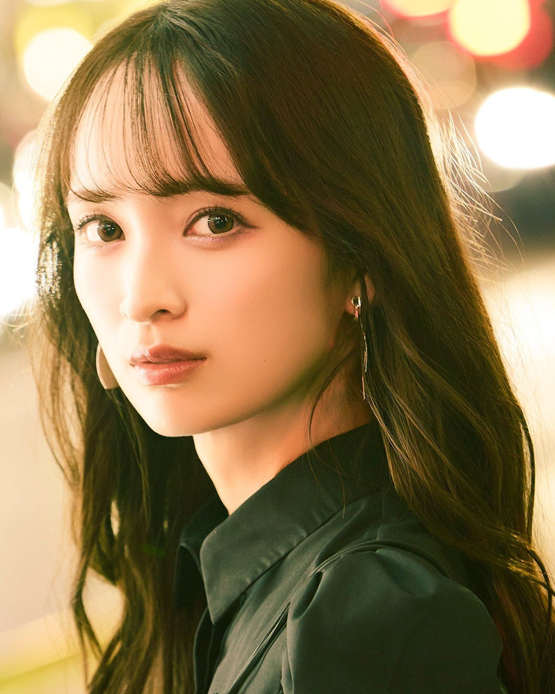 Các bình luận như “Đẹp vượt mức cho phép”, “Nhìn như nhân vật 3D”, “Không giống người thật chút nào”, hay “AI giờ mà tạo được thế này thì đáng sợ thật” xuất hiện dày đặc dưới bài đăng. Chỉ đến khi xác nhận đây là ảnh chụp trực tiếp từ sân khấu, không qua can thiệp công nghệ, cư dân mạng mới đồng loạt câm nín.