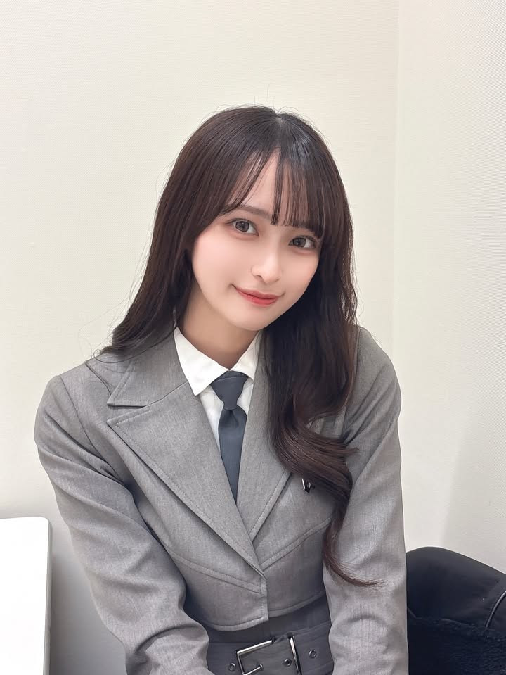 Nhân vật chính là một nữ idol kiêm hot girl nổi tiếng, người bất ngờ gây bão chỉ với một tấm ảnh sân khấu, đến nỗi hàng loạt cư dân mạng phải thốt lên: “Đẹp thế này chắc chắn là AI?”.