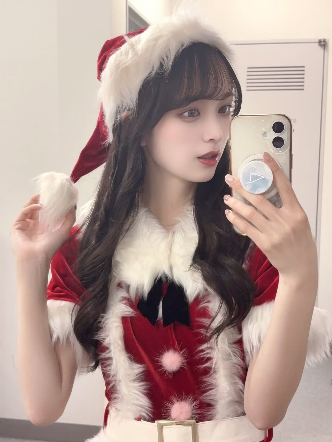 Theo truyền thông Nhật Bản, nữ chính trong khoảnh khắc gây sốt này là ALLY, thành viên của nhóm idol WHITE SCORPION do nhà sản xuất đình đám Akimoto Yasushi xây dựng.