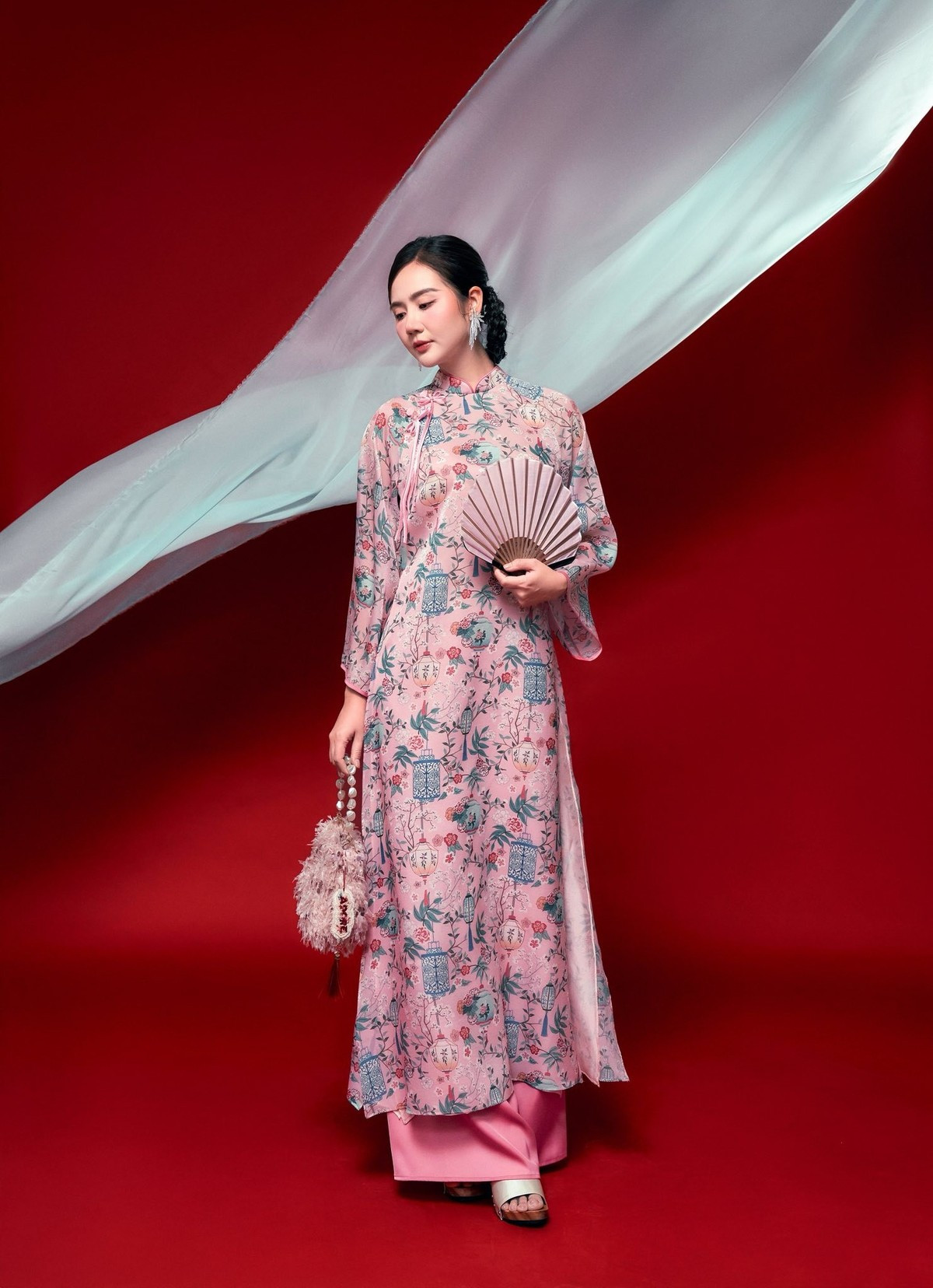 Bên cạnh nghệ thuật, Huyền Lizzie còn là một doanh nhân thành đạt, sở hữu khối tài sản đáng mơ ước và thường được người hâm mộ ưu ái gọi là “phú bà” của VFC.