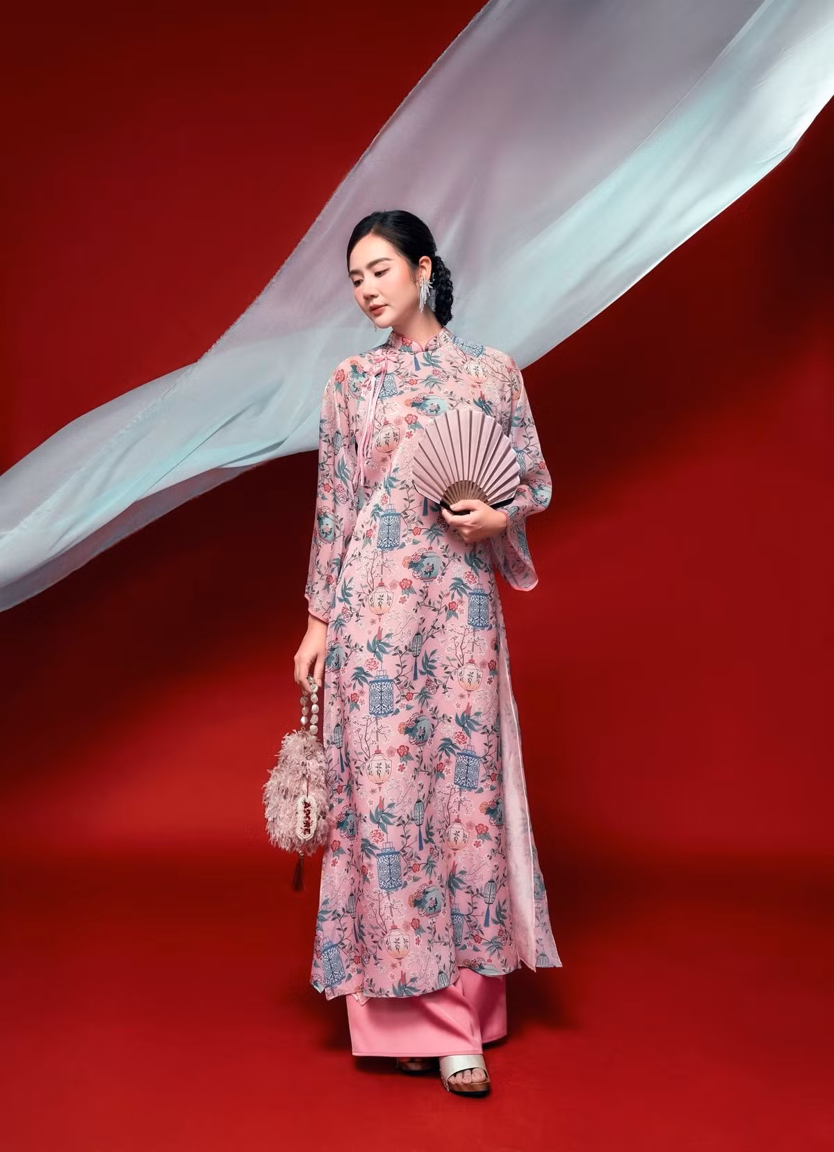 Bên cạnh nghệ thuật, Huyền Lizzie còn là một doanh nhân thành đạt, sở hữu khối tài sản đáng mơ ước và thường được người hâm mộ ưu ái gọi là “phú bà” của VFC.