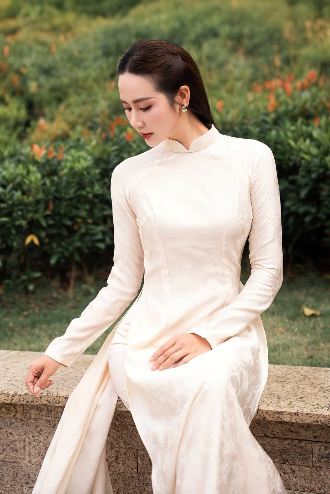 Trong loạt ảnh mới được chia sẻ, Huyền Lizzie gây ấn tượng khi khoác lên mình tà áo dài truyền thống tông trắng kem tinh khôi. Không cần tạo dáng cầu kỳ, nữ diễn viên vẫn chinh phục người xem bởi nhan sắc dịu dàng, thần thái nền nã và vẻ đẹp đằm thắm của người phụ nữ trưởng thành.