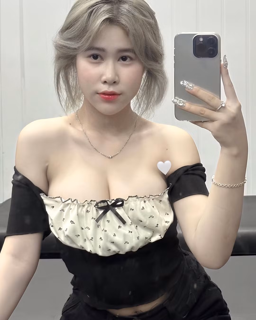 Tại không gian quầy hàng của mình, "Trinh nước ép" chia sẻ những bí quyết pha chế độc đáo, từ cách chọn nguyên liệu đến kỹ thuật pha chế, luôn mang đến cho người xem những trải nghiệm thú vị. Cùng với niềm đam mê, sự sáng tạo và ngoại hình nóng bỏng, Trinh đã tạo sức hút riêng cho kênh cá nhân của mình.