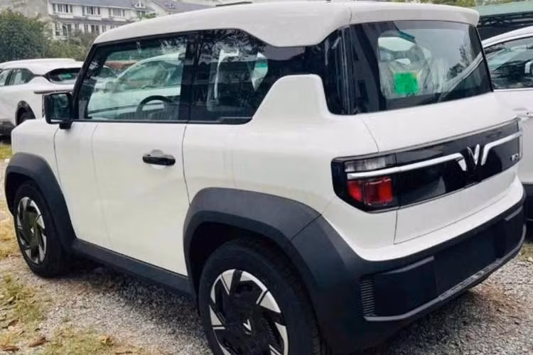 Cung cấp sức mạnh cho VinFast VF3 Plus vẫn là động cơ điện có công suất 40 mã lực và mô-men xoắn 110Nm, cho phép đạt tốc độ tối đa 100km/h – con số lý tưởng cho nhu cầu đi lại hằng ngày. Khối pin LFP dung lượng 18,64kWh cung cấp quãng đường di chuyển khoảng 215km cho mỗi lần sạc đầy.