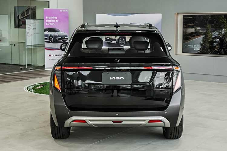 Bên cạnh đó, mẫu xe điện Trung Quốc này còn hỗ trợ sạc nhanh DC với công suất tối đa 167 kW qua cổng CCS2. Sạc chậm AC tại nhà qua cổng Type 2 có công suất 6,6 kW với thời gian sạc đầy rơi vào khoảng 9 giờ. Xe cũng hỗ trợ cấp điện cho thiết bị ngoài với công suất tối đa 3,3 kW. Tại thị trường Malaysia, Dongfeng Vigo được bảo hành 6 năm không giới hạn số km cho xe và 8 năm không giới hạn số km cho pin.