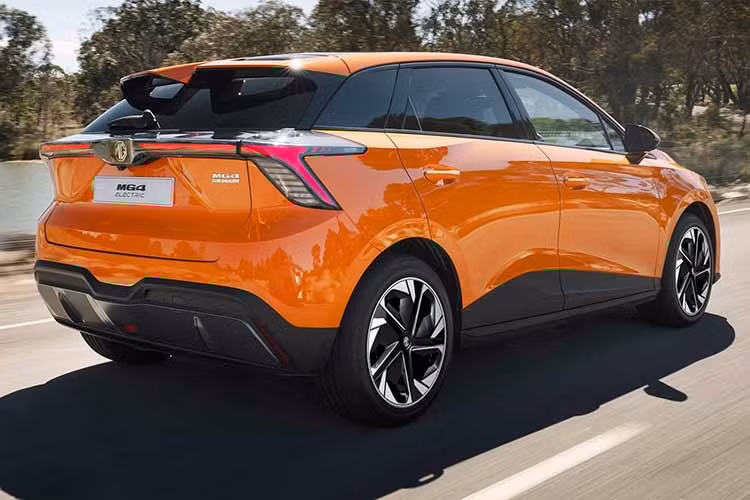 Ở bản LUX, MG4 dùng mô-tơ điện mạnh 201 mã lực và 250 Nm. Xe dùng hệ dẫn động cầu sau và có 5 chế độ lái, bao gồm Tiêu chuẩn, Thể thao, Tùy chỉnh, Đường tuyết, Tiết kiệm. Chế độ One Pedal cho phép người lái điều khiển xe chỉ bằng một bàn đạp cũng được trang bị cho xe.