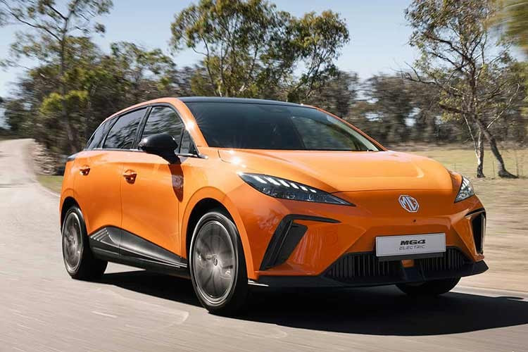 Ngoài ra, phiên bản LUX còn sở hữu pin có dung lượng 64 kWh, mang đến phạm vi di chuyển 450 km. Người dùng MG4 EV có thể sạc pin tại nhà hoặc tại các trạm sạc công cộng được vận hành bởi các nhà cung cấp độc lập, trừ VinFast. Thời gian sạc đầy pin tại nhà là 7,5 giờ trong khi con số tương ứng với bộ sạc nhanh là 37 phút.