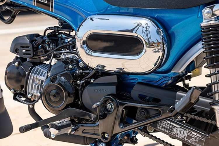 Dax 125 vẫn sử dụng động cơ xi-lanh đơn, 4 thì, SOHC, 2 van, làm mát bằng không khí, dung tích 123 cc. Động cơ cho công suất tối đa 6,9 kW (tương đương 9,4 mã lực) tại 7.000 vòng/phút và mô-men xoắn cực đại 11 Nm tại 5.000 vòng/phút.