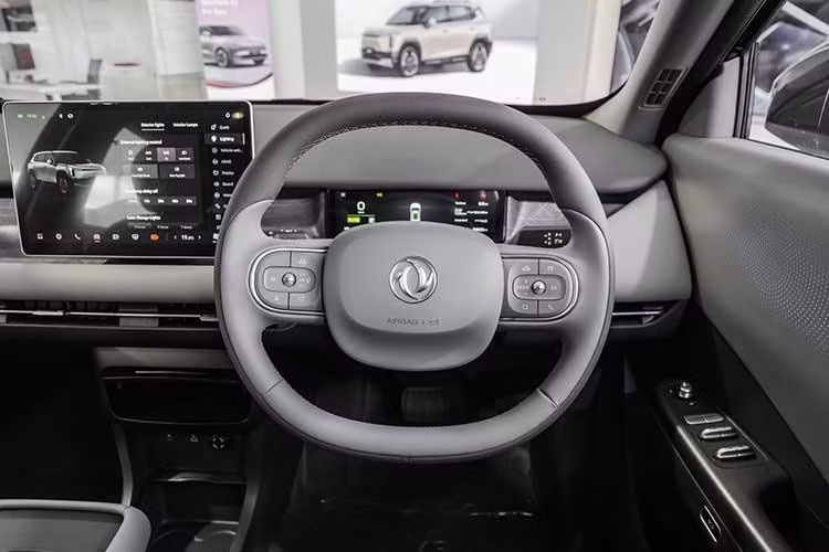 Bên trong xe, Dongfeng Vigo được trang bị ghế trước chỉnh điện 6 hướng, ghế lái có thêm tính năng nhớ vị trí và thông gió. Nội thất bọc da thuần chay và phối màu xám nhạt-đen. Các tiện nghi khác gồm sạc không dây, đèn viền nội thất có thể tùy chỉnh và đồng bộ theo nhạc, điều hòa tự động kèm lọc bụi mịn PM2.5.