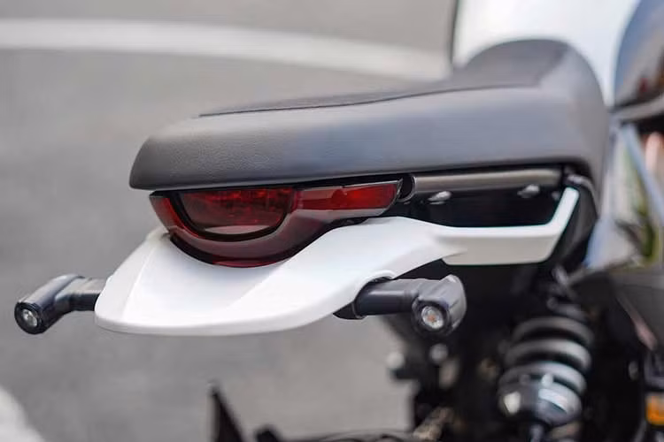 Để đảm bảo an toàn và trải nghiệm lái tối đa, hãng đã trang bị hàng loạt công nghệ hỗ trợ người lái như hệ thống chống bó cứng phanh ABS trong cua, kiểm soát lực kéo, tính năng sang số nhanh cùng nhiều chế độ lái tùy chọn, hiển thị trực quan qua màn hình TFT 4,3 inch.