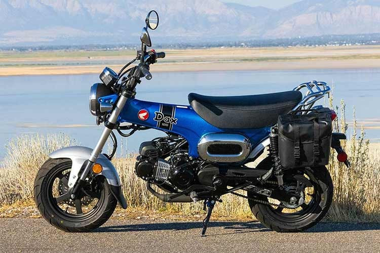 Honda Dax nổi bật với khung sườn thiết kế dạng backbone hình chữ T, được dập từ thép, cùng các đường nét bo tròn đặc trưng, mang lại hình ảnh thân thiện, dễ điều khiển và có nét quyến rũ rất riêng.