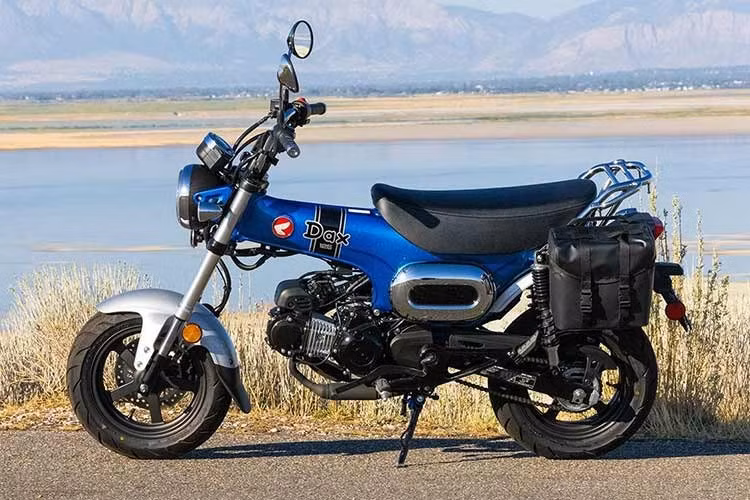 Honda Dax nổi bật với khung sườn thiết kế dạng backbone hình chữ T, được dập từ thép, cùng các đường nét bo tròn đặc trưng, mang lại hình ảnh thân thiện, dễ điều khiển và có nét quyến rũ rất riêng.