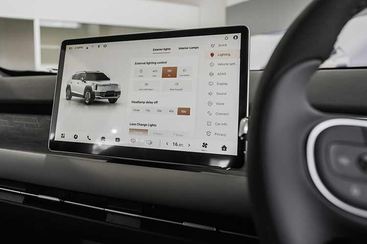 Chưa dừng ở đó, Dongfeng Vigo còn được trang bị gói an toàn chủ động ADAS cấp độ 2, bao gồm phanh khẩn cấp tự động, cảnh báo va chạm phía trước, cảnh báo chệch làn, hỗ trợ giữ làn và nhận diện biển báo giao thông.