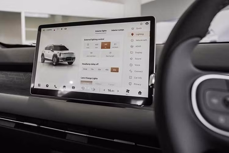 Chưa dừng ở đó, Dongfeng Vigo còn được trang bị gói an toàn chủ động ADAS cấp độ 2, bao gồm phanh khẩn cấp tự động, cảnh báo va chạm phía trước, cảnh báo chệch làn, hỗ trợ giữ làn và nhận diện biển báo giao thông.