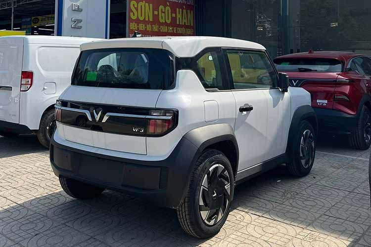 Chi tiết mâm xe mới không chỉ tăng tính thẩm mỹ, mang lại vẻ cứng cáp hơn cho chiếc VF3 chạy điện mà còn giúp chủ xe tiết kiệm được một khoản chi phí độ chế vốn rất phổ biến trước đây. Xe vẫn duy trì bộ lốp sản xuất trong nước với thông số 175/75R16, đảm bảo sự linh hoạt khi di chuyển trong đô thị.