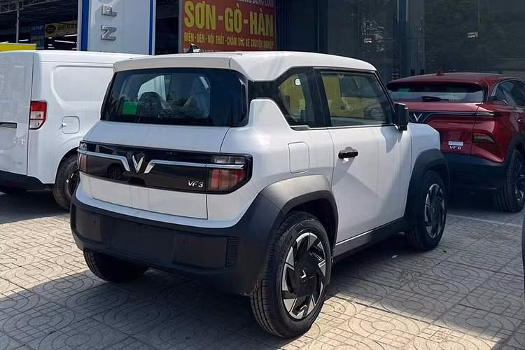 Chi tiết mâm xe mới không chỉ tăng tính thẩm mỹ, mang lại vẻ cứng cáp hơn cho chiếc VF3 chạy điện mà còn giúp chủ xe tiết kiệm được một khoản chi phí độ chế vốn rất phổ biến trước đây. Xe vẫn duy trì bộ lốp sản xuất trong nước với thông số 175/75R16, đảm bảo sự linh hoạt khi di chuyển trong đô thị.