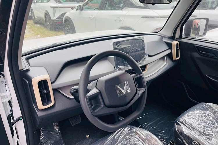 Bước vào bên trong, khoang cabin của VF3 Plus vẫn duy trì sự tối giản với ghế nỉ chỉnh cơ và vô-lăng thiết kế mới giúp cầm nắm chắc chắn hơn. Tuy nhiên, linh hồn của khoang lái nằm ở màn hình giải trí cảm ứng 10 inch đã được nâng cấp phần mềm mạnh mẽ.