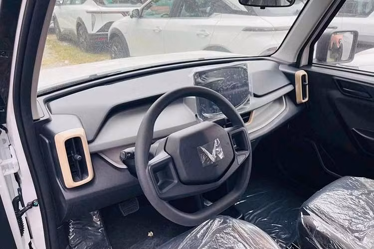 Bước vào bên trong, khoang cabin của VF3 Plus vẫn duy trì sự tối giản với ghế nỉ chỉnh cơ và vô-lăng thiết kế mới giúp cầm nắm chắc chắn hơn. Tuy nhiên, linh hồn của khoang lái nằm ở màn hình giải trí cảm ứng 10 inch đã được nâng cấp phần mềm mạnh mẽ.