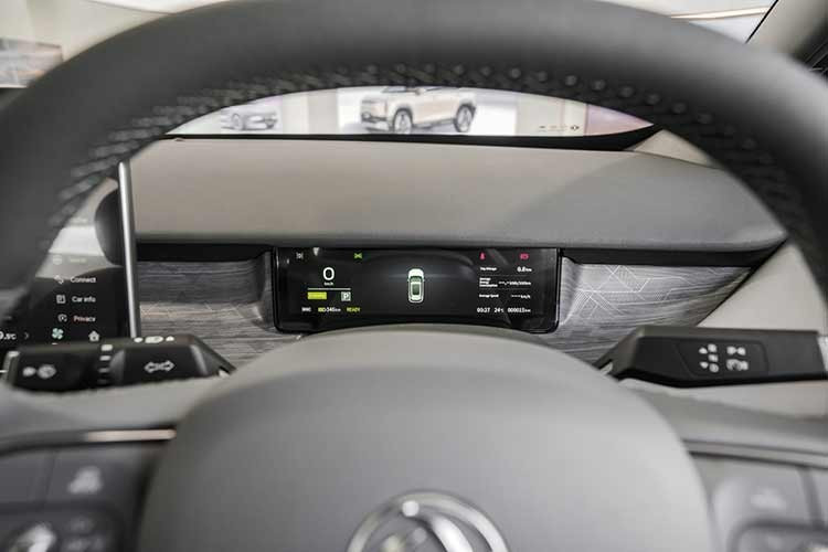 Trước mặt người lái là bảng đồng hồ kỹ thuật số 8,8 inch. Bên cạnh đó là hệ thống thông tin giải trí với màn hình cảm ứng 12,8 inch, hỗ trợ Apple CarPlay không dây và Android Auto có dây.