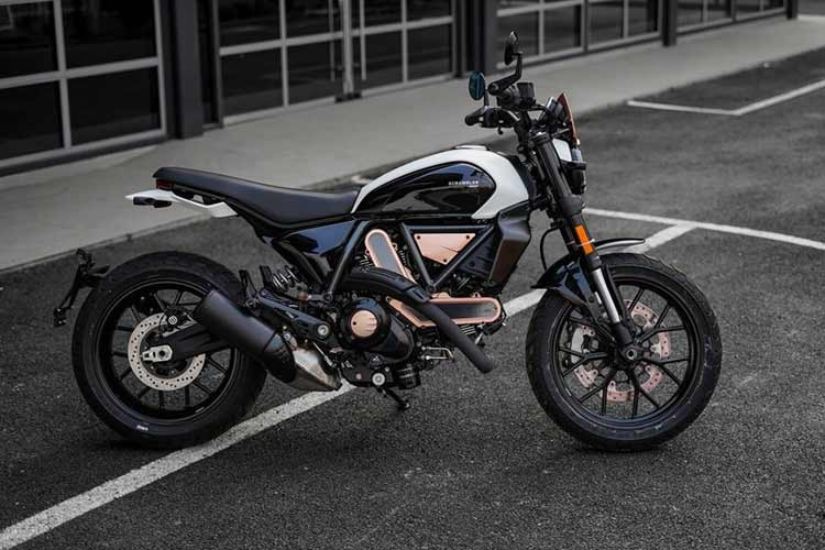 Ducati Scrambler 10° Anniversario Rizoma Edition đã có chủ nhân tại Việt Nam ngay khi ra mắt minh chứng cho sức hút không thể phủ nhận của dòng xe mang biểu tượng "Land of Joy" đối với những tín đồ đam mê sự khác biệt.