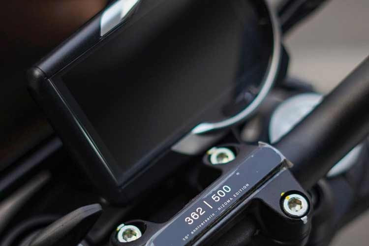 Tổng thể xe trở nên thu hút hơn nhờ dàn áo phối ba tông màu trắng, đen và hồng kim loại (Metal Rose) lạ mắt, mang lại một ngoại hình vừa cổ điển vừa đậm chất thời thượng, phù hợp với cả nhu cầu đi phố lẫn những hành trình dài.