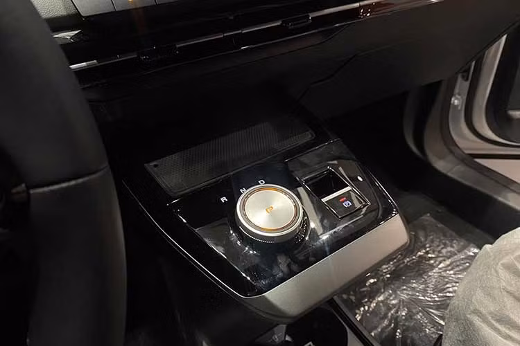 Xe có vô lăng thiết kế hai chấu dạng D-cut bọc da, tích hợp các nút điều khiển, bảng đồng hồ kỹ thuật số 7 inch, màn hình cảm ứng trung tâm 10,25 inch, hỗ trợ Apple CarPlay/Android Auto, núm xoay chuyển số, sạc điện thoại không dây và điều hòa tự động 1 vùng.